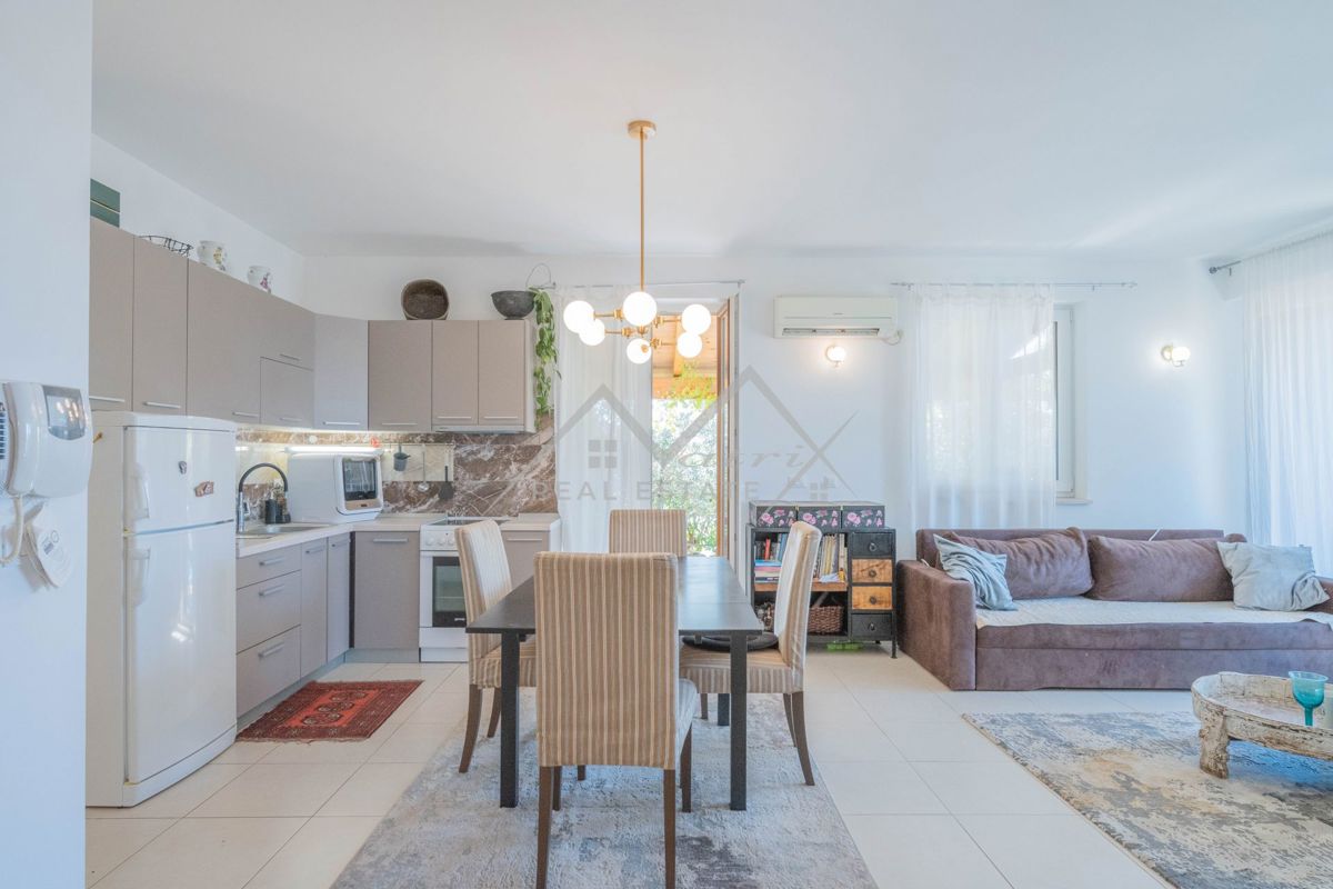 Poreč okolica, praktičan stan u prizemlju sa dvorištem