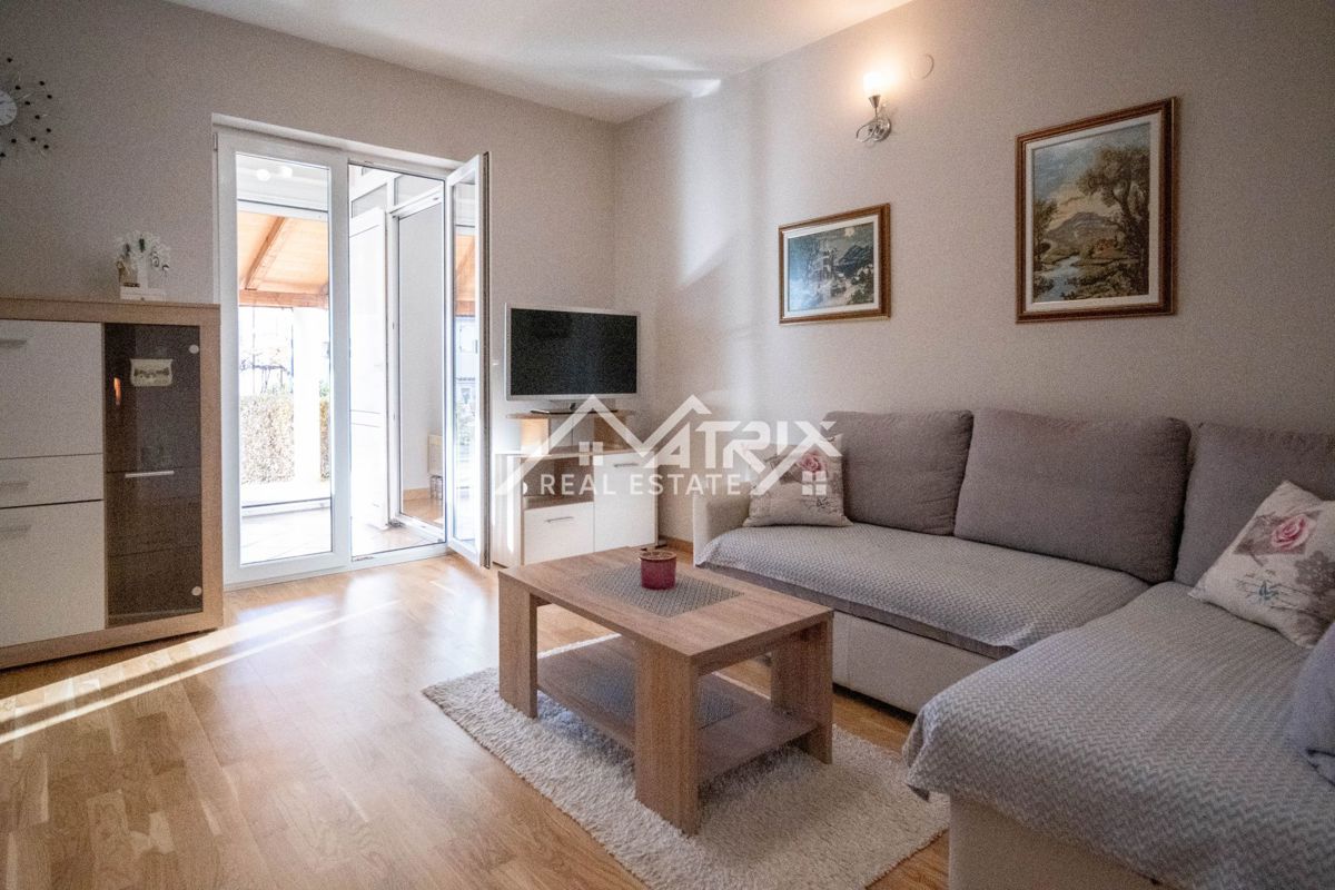 Novigrad, stan u prizemlju na odličnoj lokaciji