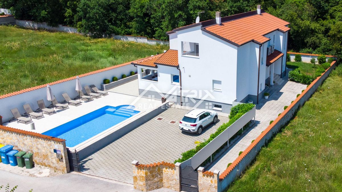Poreč, vila z dvema apartmajema in bazenom blizu morja