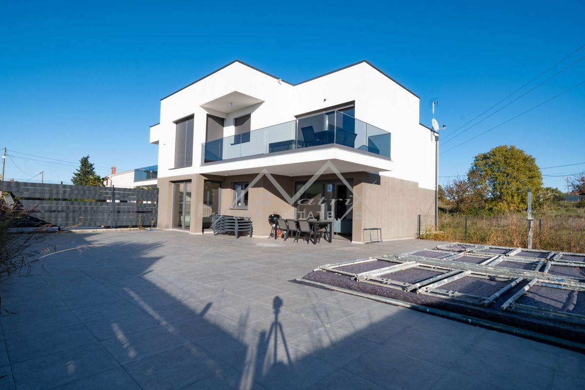 Poreč okolica, moderan četverosoban stan sa bazenom