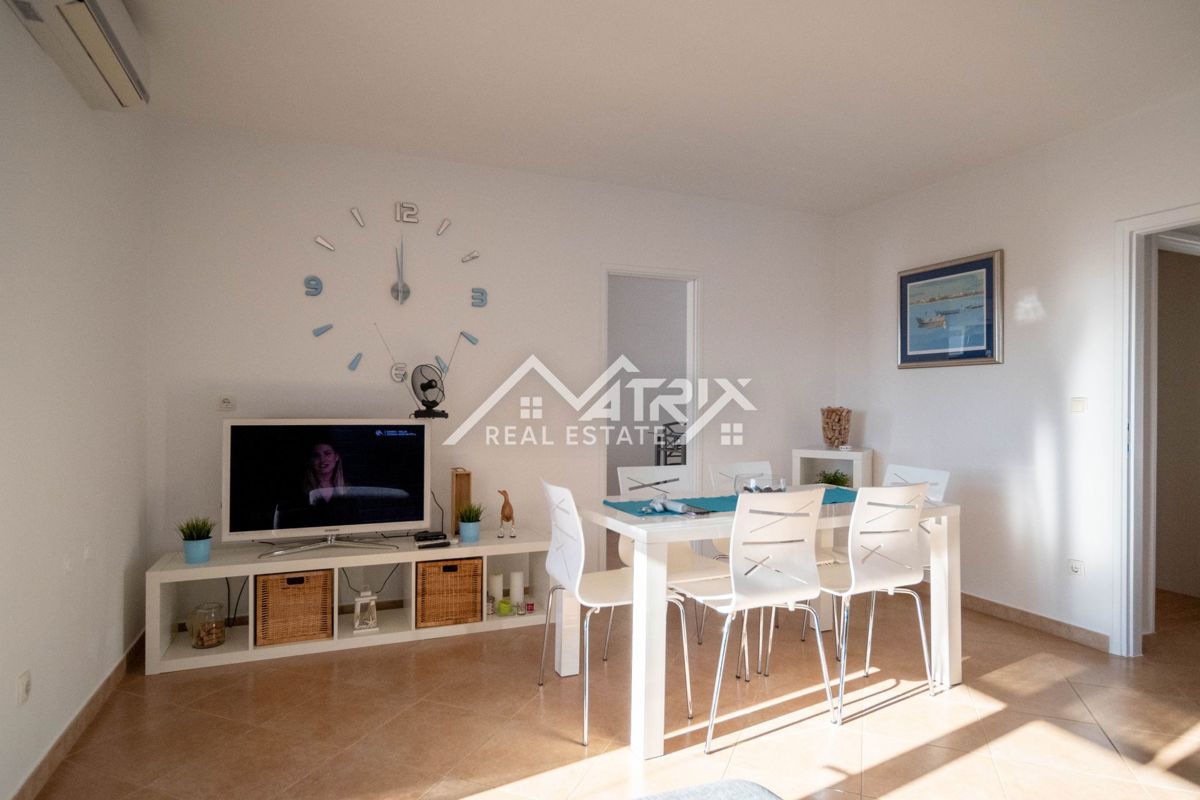 Območje Novigrada, popolnoma opremljeno stanovanje v 1. nadstropju