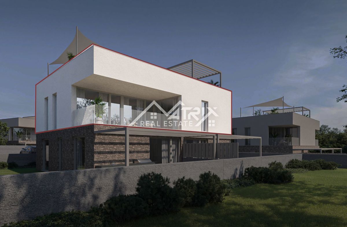 Novigrad okolica, moderan stan sa krovnom terasom samo 300m od mora