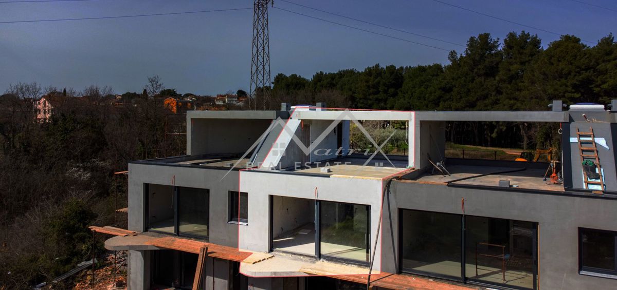 Poreč okolica, stanovanje s strešno teraso v moderni zgradbi