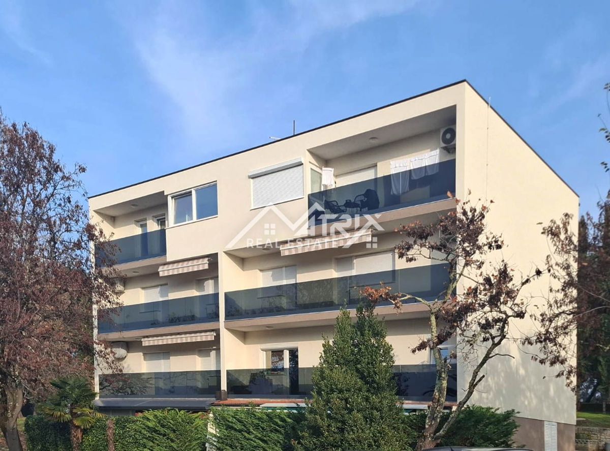 Poreč, Three-Bedroom Apartment in a Prime Location, 300 m from the Sea