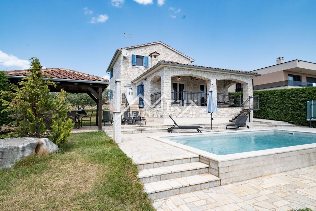 Poreč okolica, čudovita kamnita hiša z bazenom.