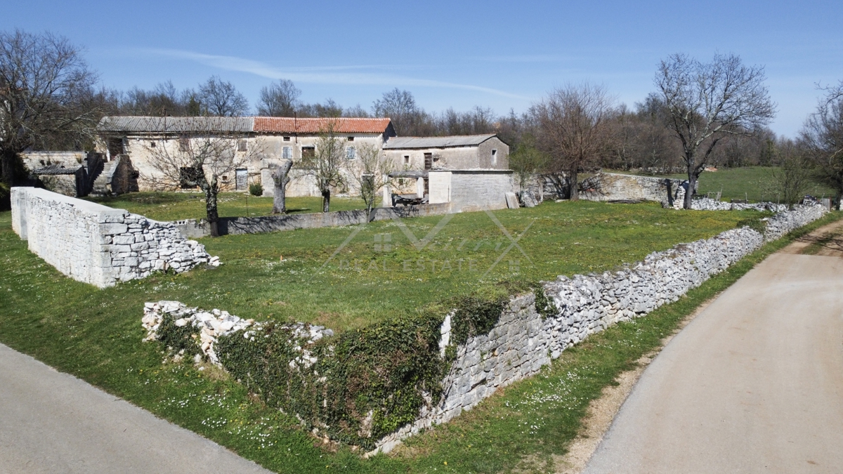 Poreč okolica, kamena kuća za adaptaciju sa predivnim dvorištem