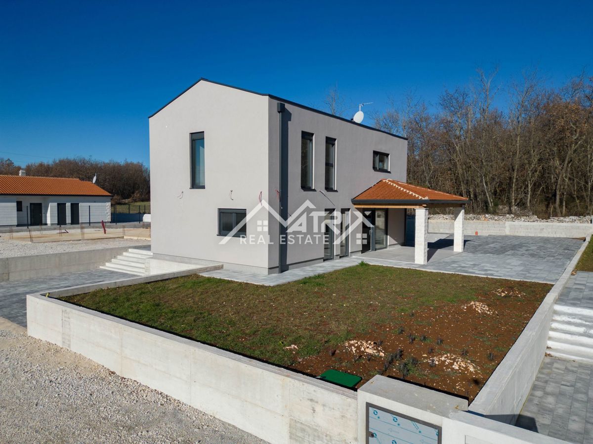 Poreč okolica, simpatična kuća sa bazenom u mirnom naselju