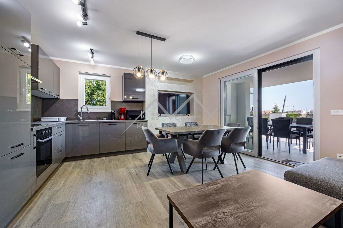 Poreč okolica, moderan stan s jacuzzijem i saunom, Novo!