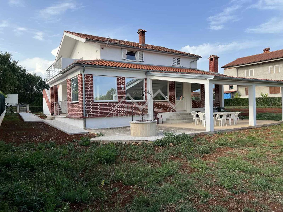 Območje Poreča, hiša z veliko parcelo