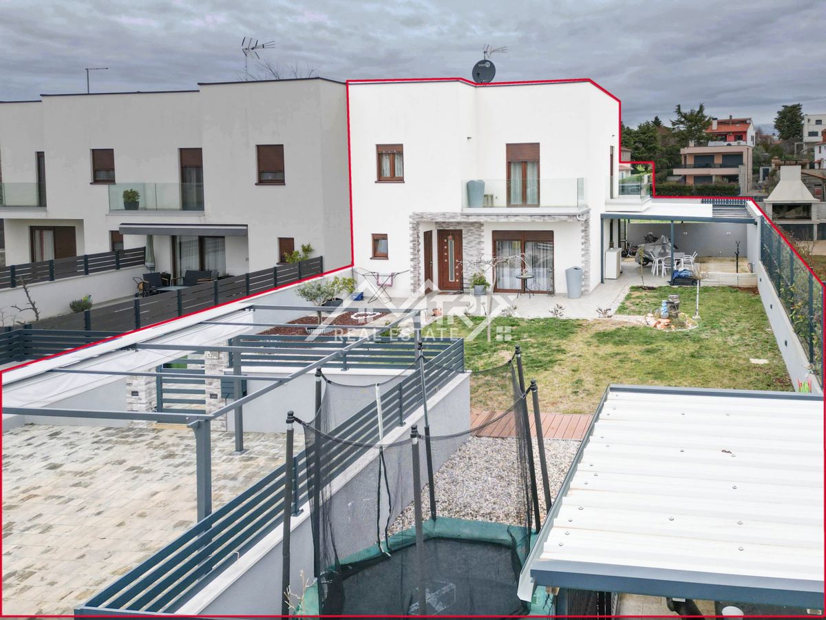 Okolica Poreča, Robna hiša v vrsti z velikim vrtom – Popolnoma opremljena