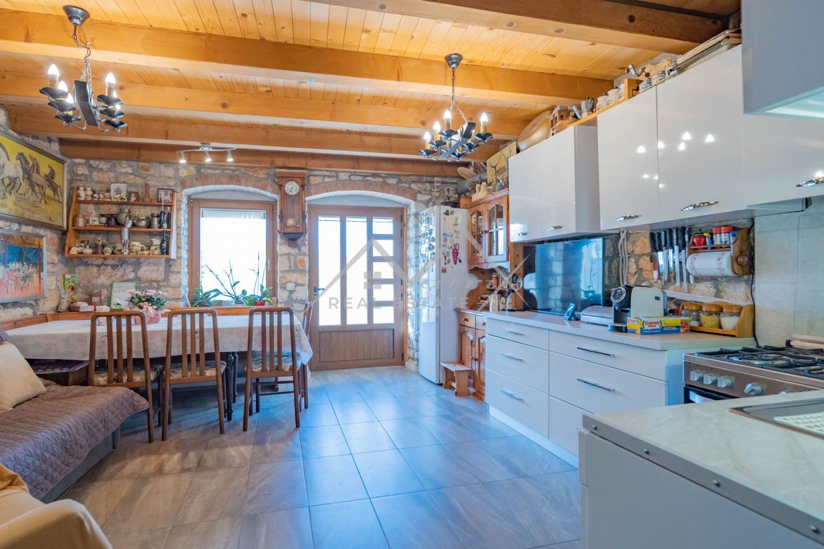 Poreč okolica, kamena kuća sa prostranim dvorištem i vrtom