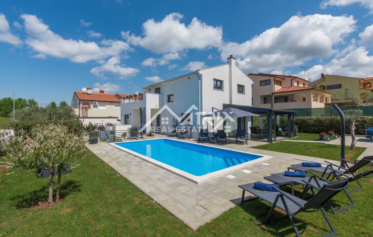 Poreč okolica, kuća sa bazenom na mirnoj lokaciji 