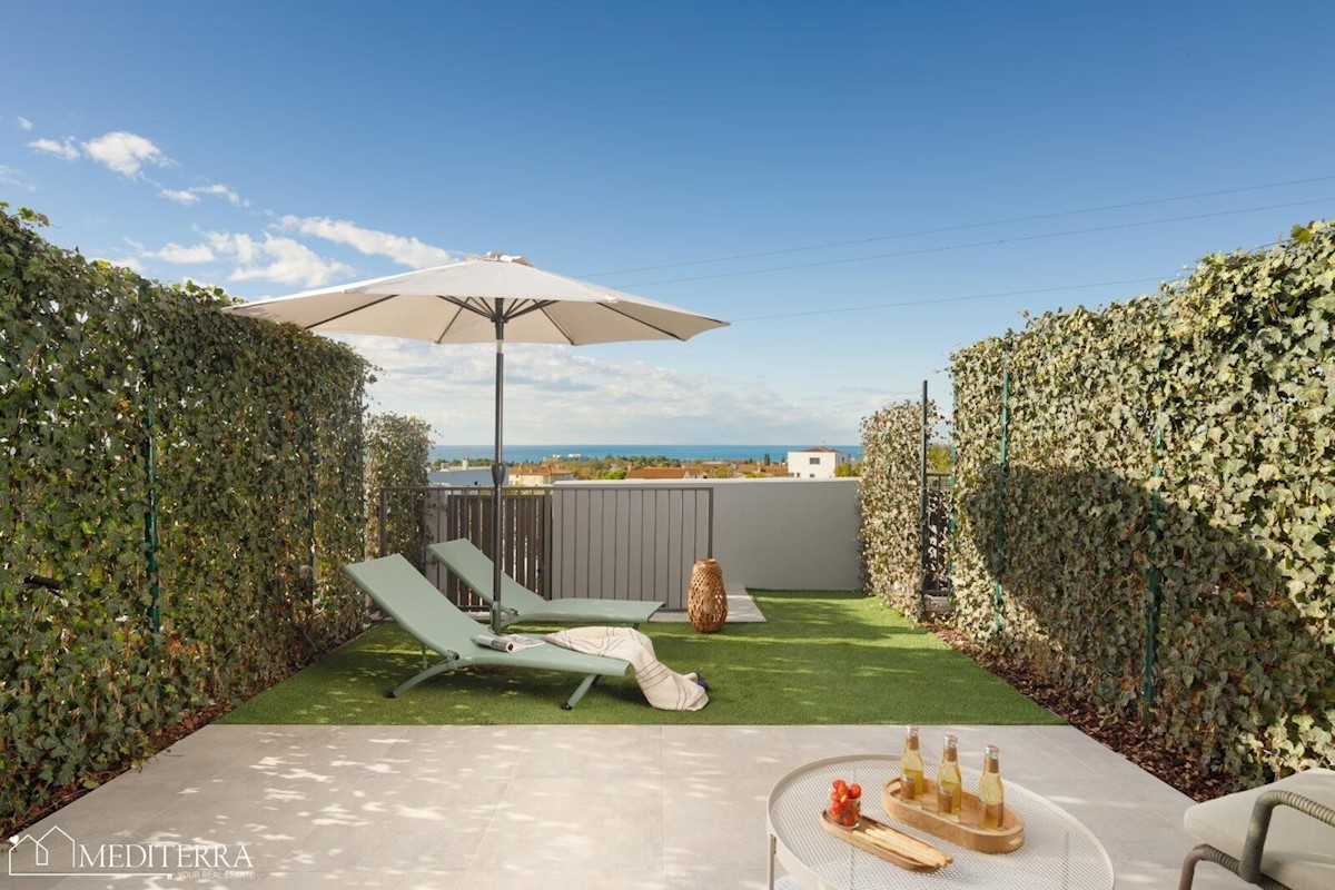 Kuća u nizu s pogledom na more, 900 m od plaze, Poreč