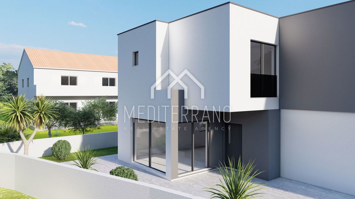 Kuća na prodaju (dio dvojne), 200 m od mora