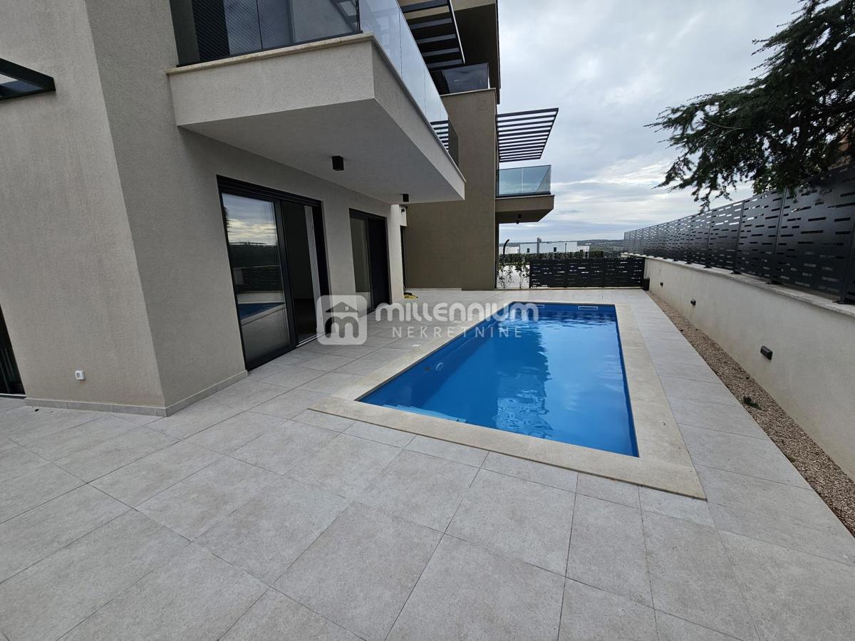 Istra, Poreč, dvoetažni 3s+db apartman s bazenom, 152.13m2