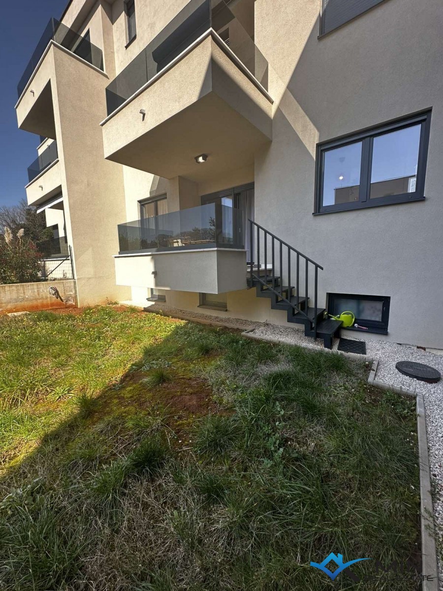 Lijepo uređeni stan s vrtom u Taru