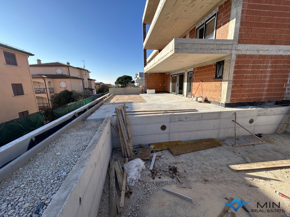 Prostrani stan sa bazenom i 3 spavaće sobe u Novigradu