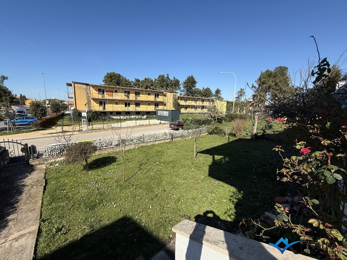 Stan s vrtom na odličnoj lokaciji u Novigradu