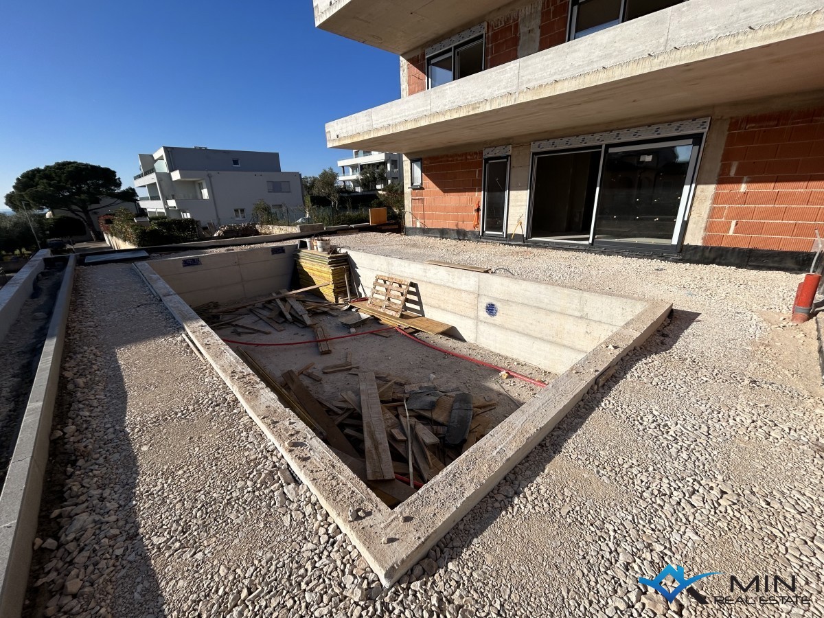 Komforan stan s 3 spavaće sobe i bazenom u Novigradu (S1)