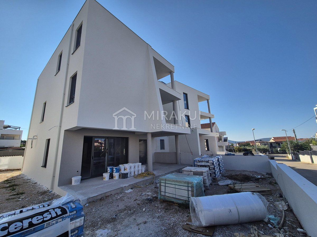Nekretnine Vodice, NOVOGRADNJA, Moderan stan S3 sa velikim vrtom 