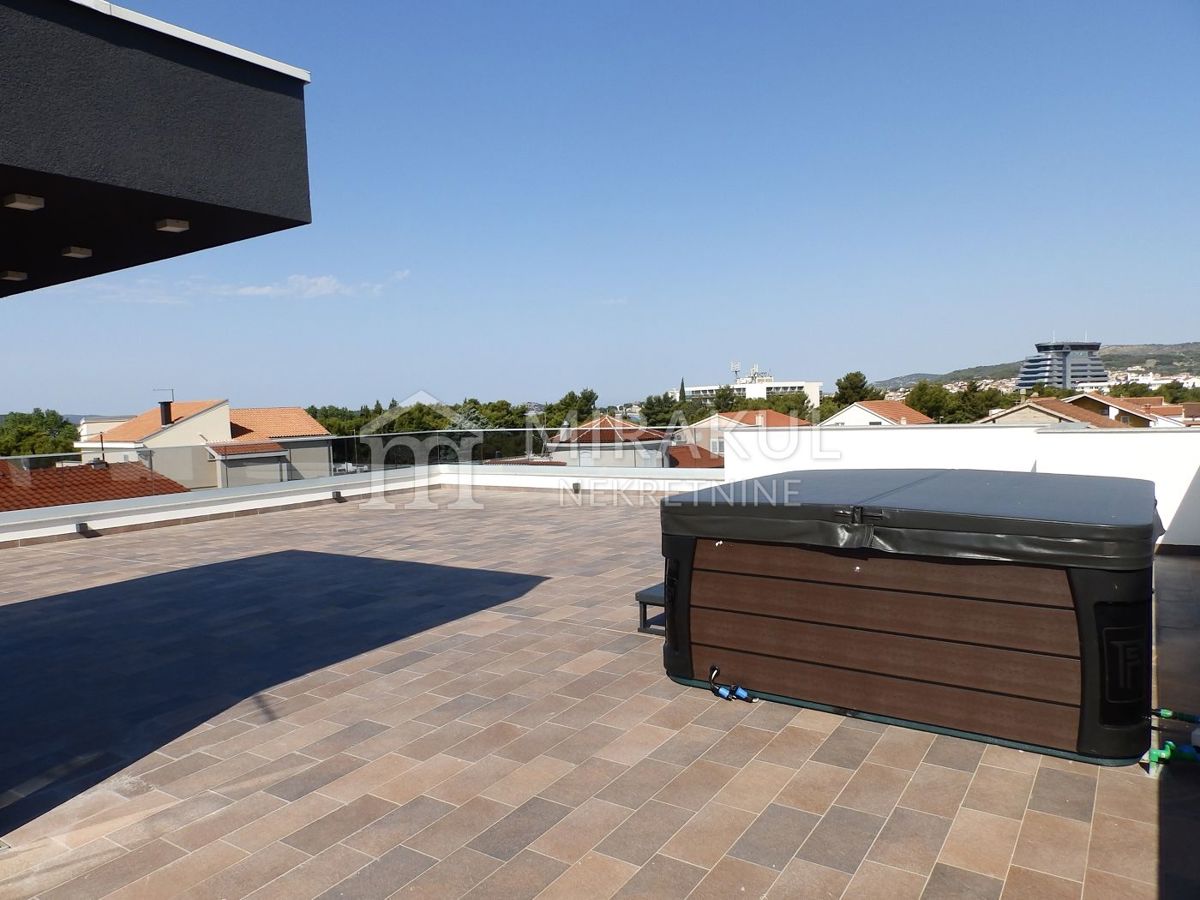 Nekretnine Vodice, Luksuzan Penthouse, Krovna terasa sa Jacuzzijem