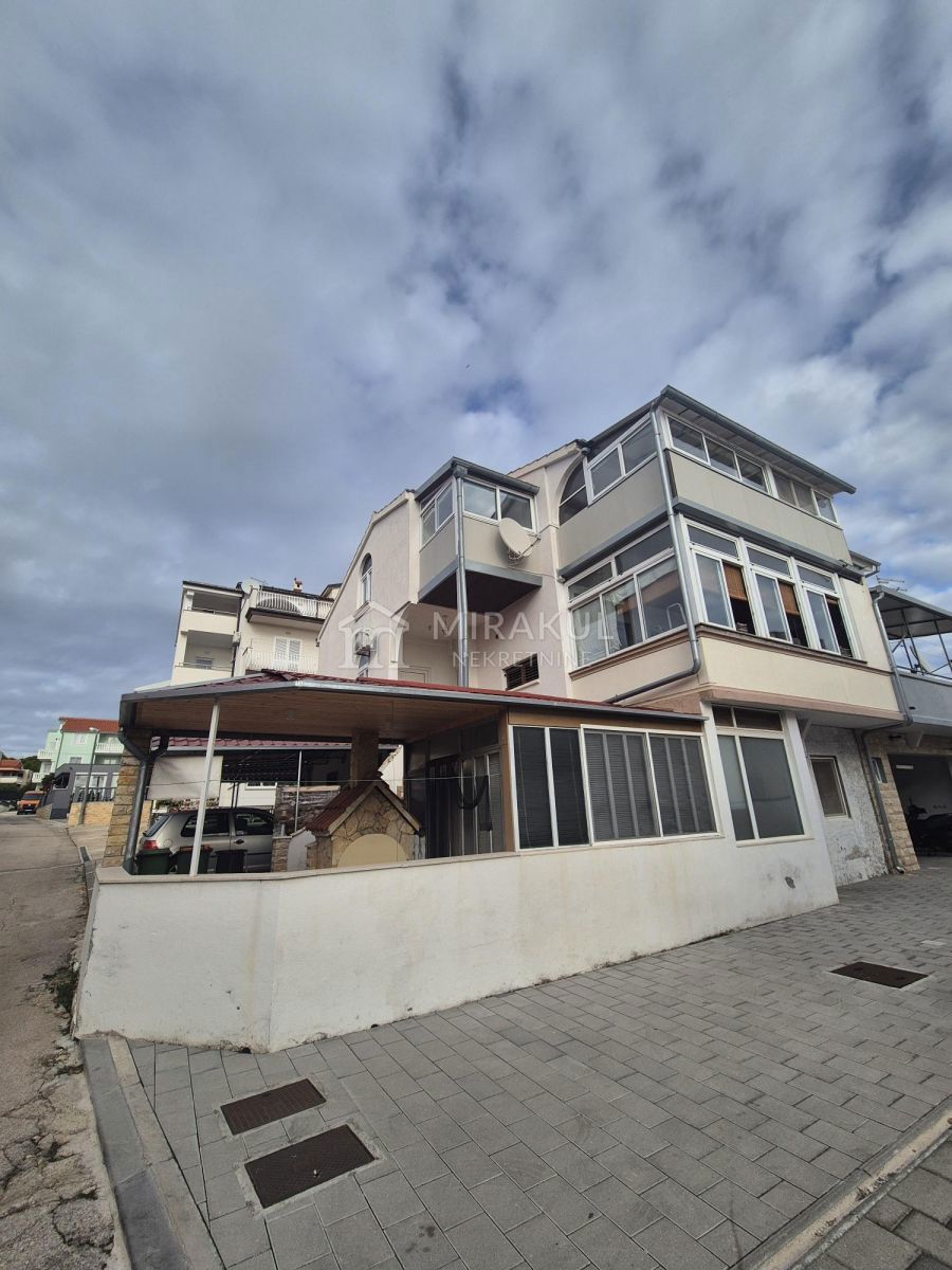 Nekretnine Vodice, Stan S3 na dobroj lokaciji blizu mora