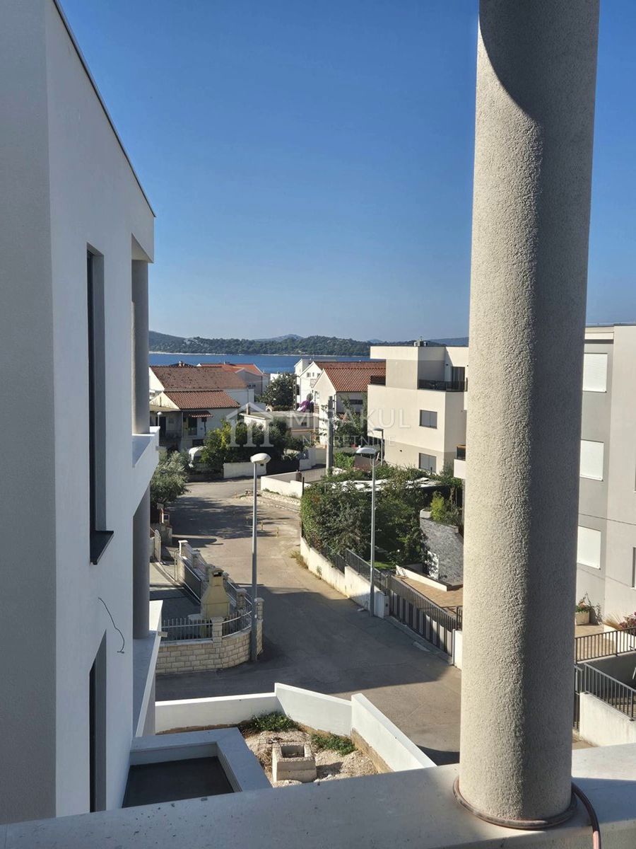 Nekretnine Vodice, NOVOGRADNJA, Moderan stan sa pogledom na more 