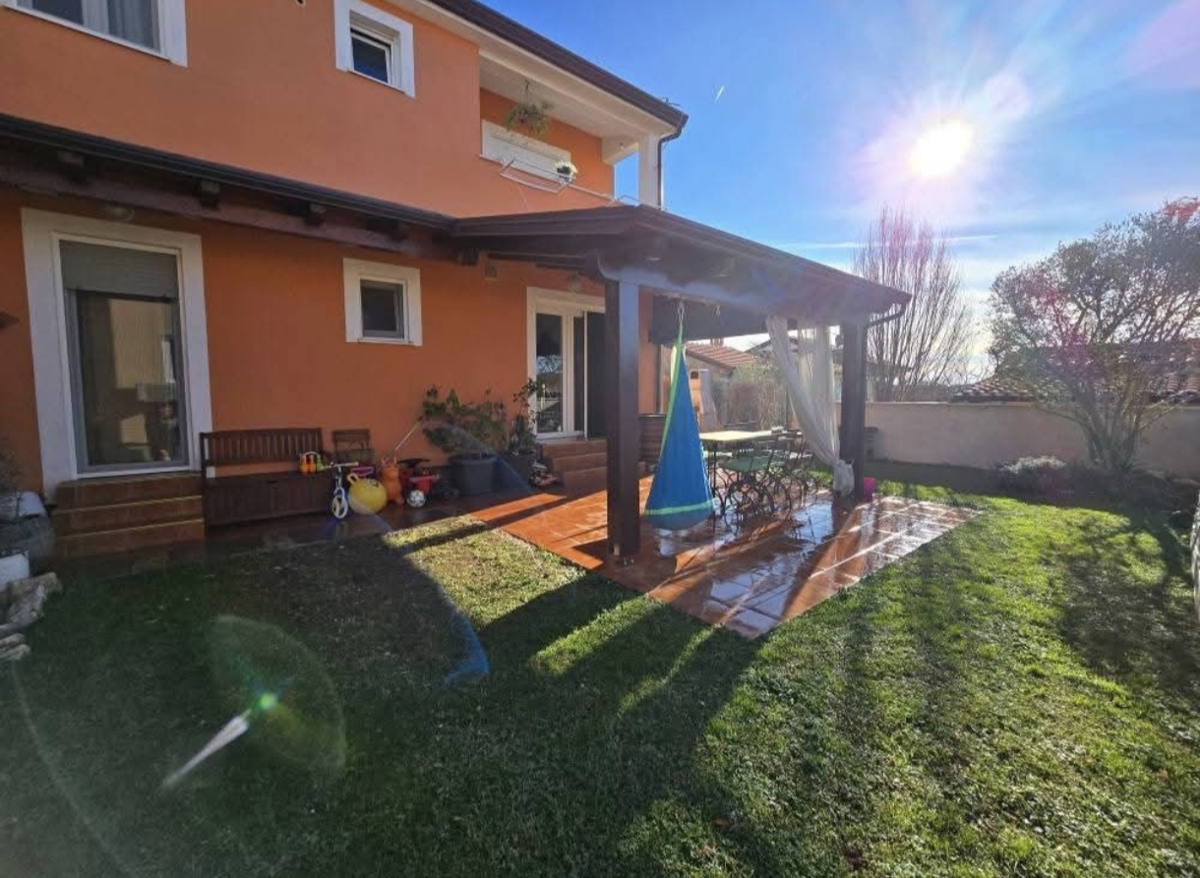 Odličan stan s vrtom nedaleko Poreča, Istra