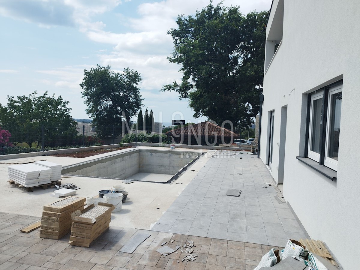 ISTRA, NOVIGRAD - Luksuzan stan u prizemlju s vlastitim bazenom i dvorištem