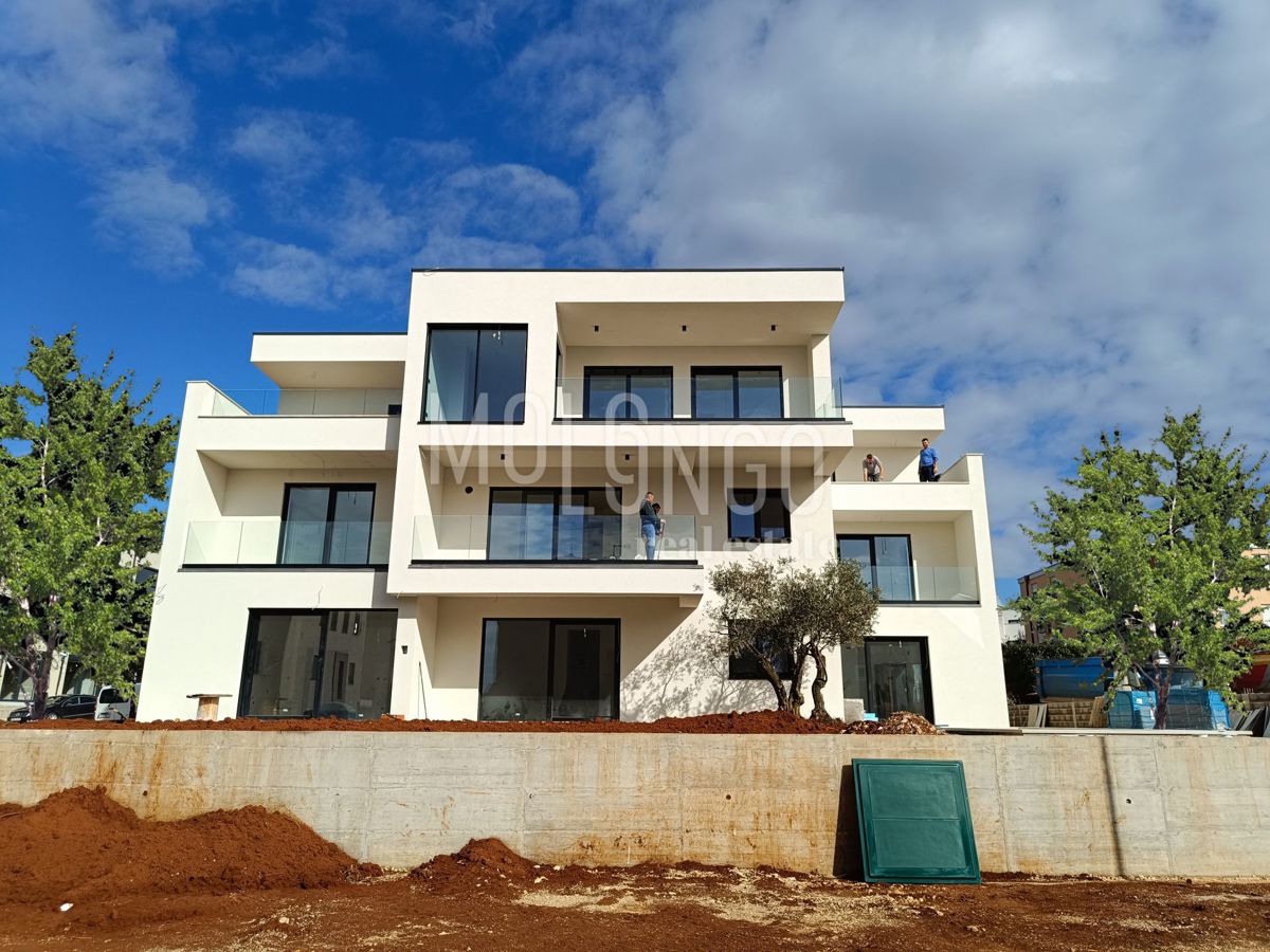 ISTRA, POREČ Top apartment with a pool, 800m from the sea