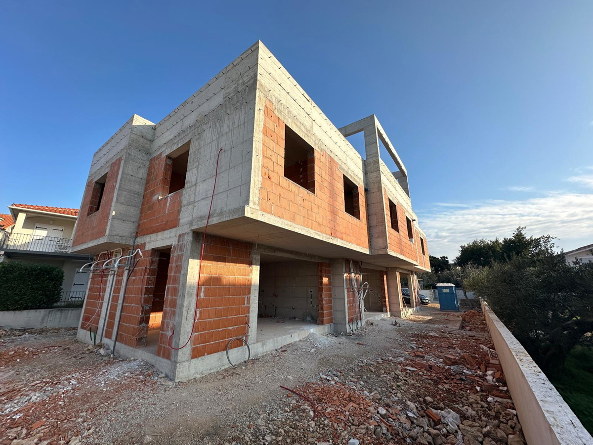 Vodice  - NOVOGRADNJA stan S3 s vrtom, 150 m od mora