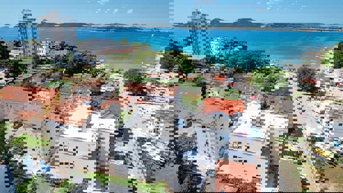 Luksuzni stan A8 s krovnom terasom, 50m od plaže
