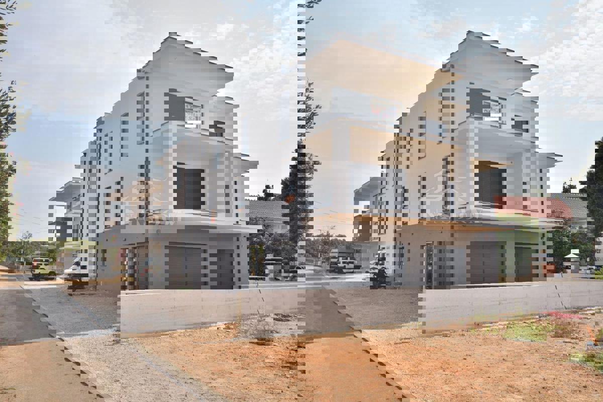 Srima - PRVI RED DO PLAŽE, Luksuzni apartman SJ8, sa krovnom terasom