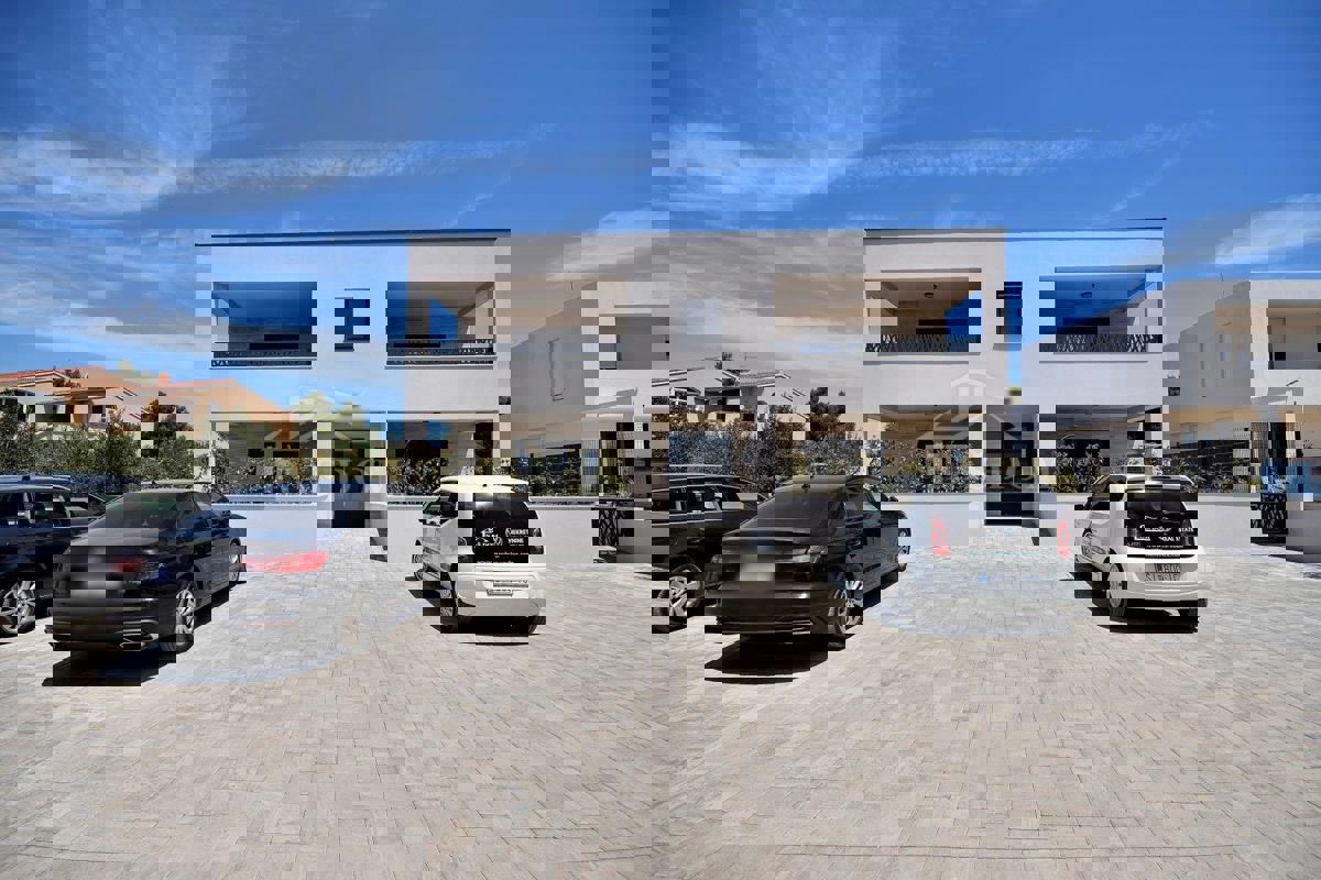 Vodice , stan na prvom katu na mirnoj lokaciji