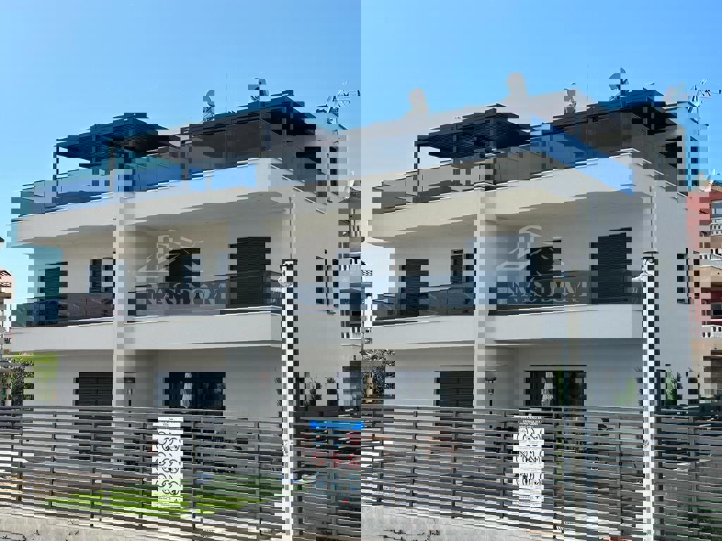 Vodice - Namješten stan, 3 etaže, krovna terasa, jacuzzi