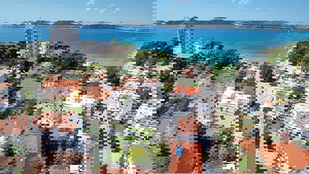 Vodice - Stan S4 sa vrtom, 50m od plaže