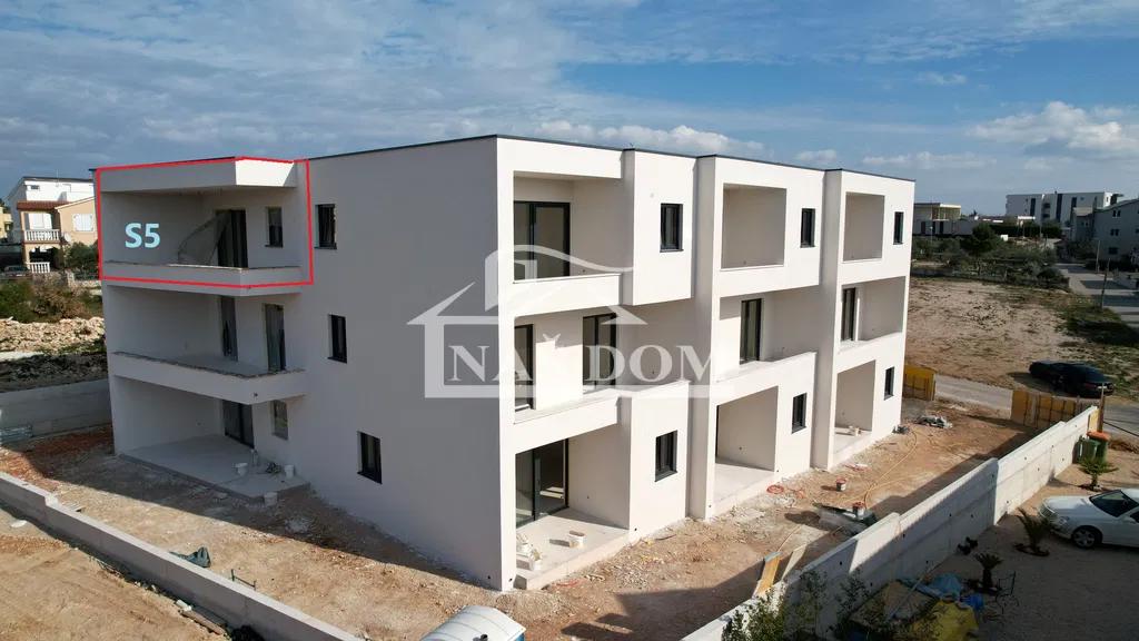 Vodice .**NOVOGRADNJA ** komforan stan 2S+DB na mirnoj lokaciji