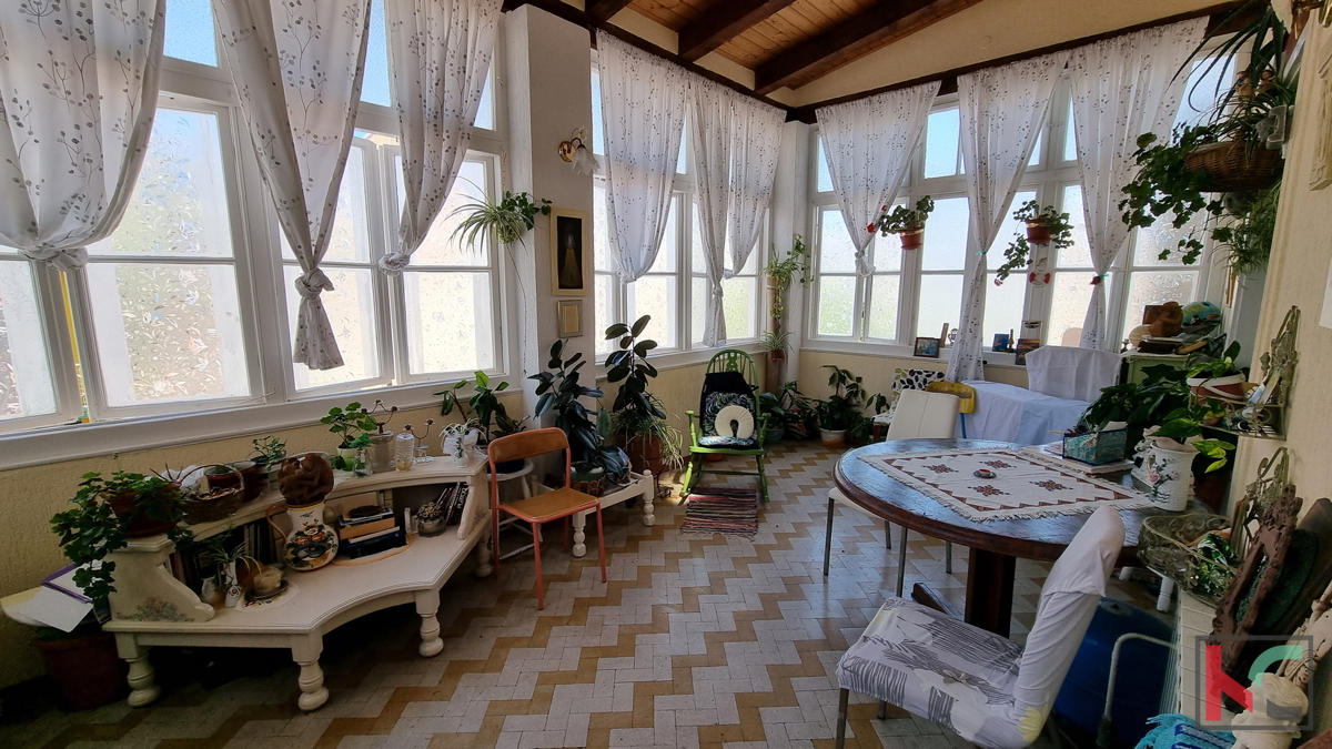 Pula, Centar, stan 154,38m2 u strogom centru grada sa vlastitim parkingom, #prodaja