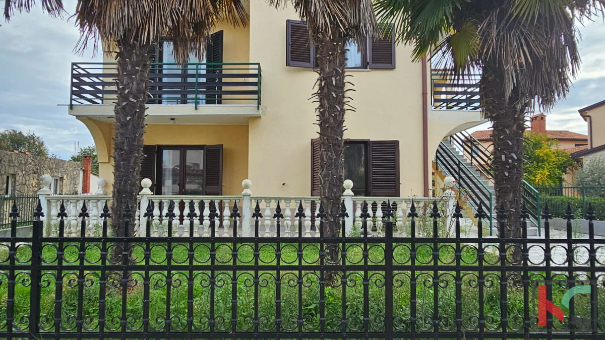 Istra, Poreč, samostojeća kuća sa tri stana,  i garažom, uređena okućnica, blizina plaže, #prodaja