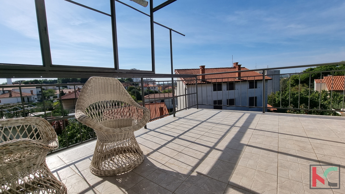 Pula, Vidikovac, prostrani stan 110m2 sa 3 terase i 196m2 okućnice