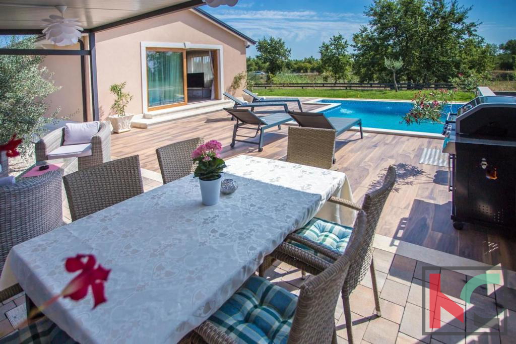 Istra, Poreč, kuća rustikalnog interijera sa bazenom i uređenom okućnicom, #prodaja