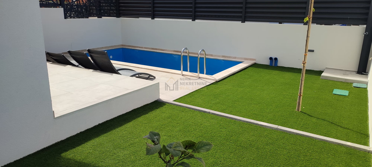 VODICE,  DVOSOBAN APARTMAN SA VLASTITIM BAZENOM I SUNČALIŠTEM