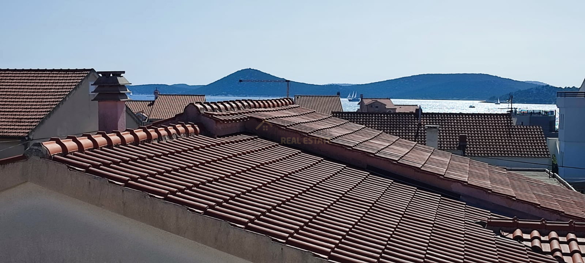 VODICE, STAN NA ODLIČNOJ LOKACIJI U PRIVATNOJ KUĆI- SAMO 300 M OD MORA-SNIŽENA CIJENA!!!