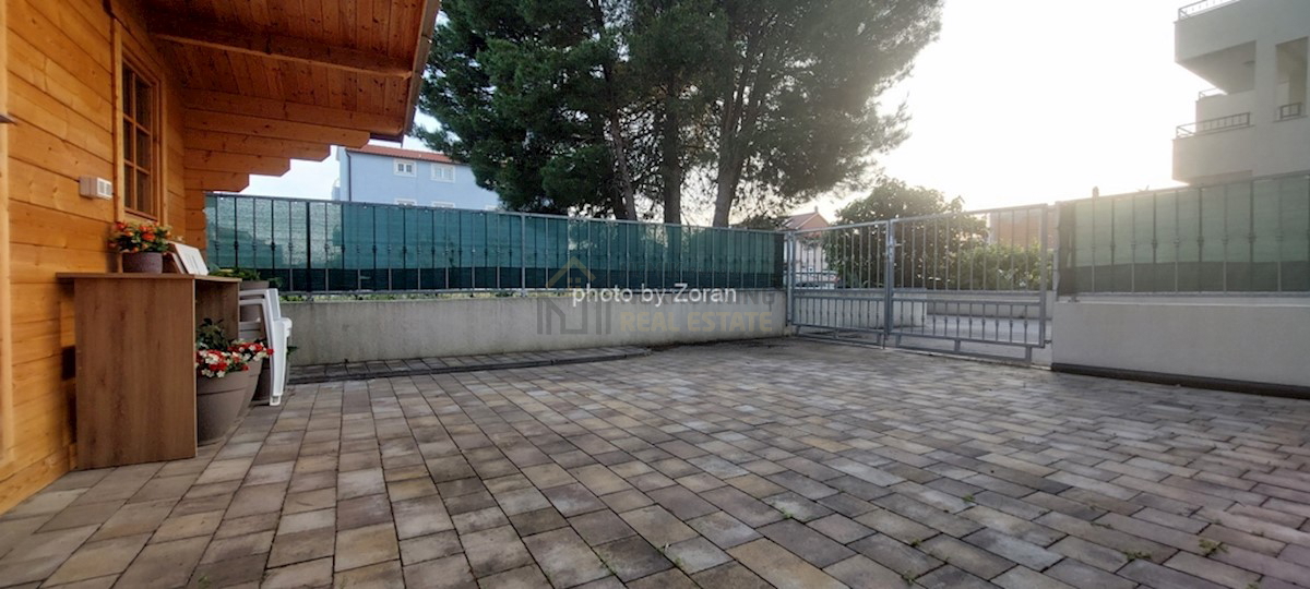 VODICE, APARTMAN U PRIZEMLJU MANJE ZGRADE SA VELIKIM OGRAĐENIM DVORIŠTEM