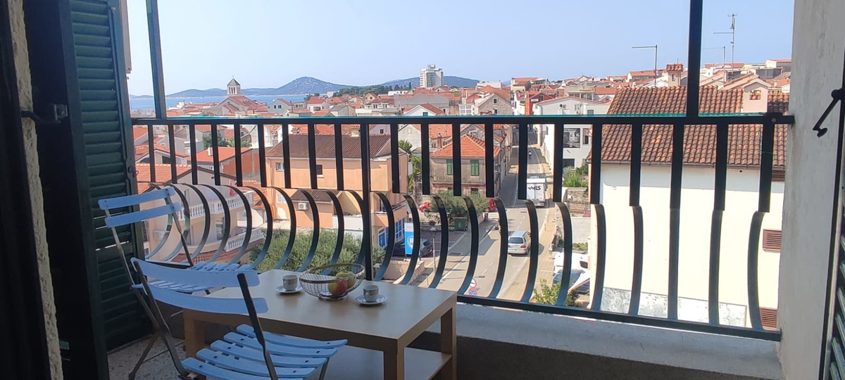 Vodice, mali apartman u samom centru s pogledom na more