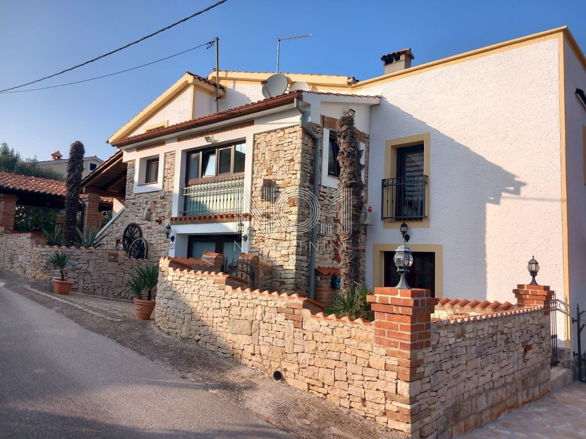 Bereich Poreč - Haus mit 3 Wohnungen zu verkaufen