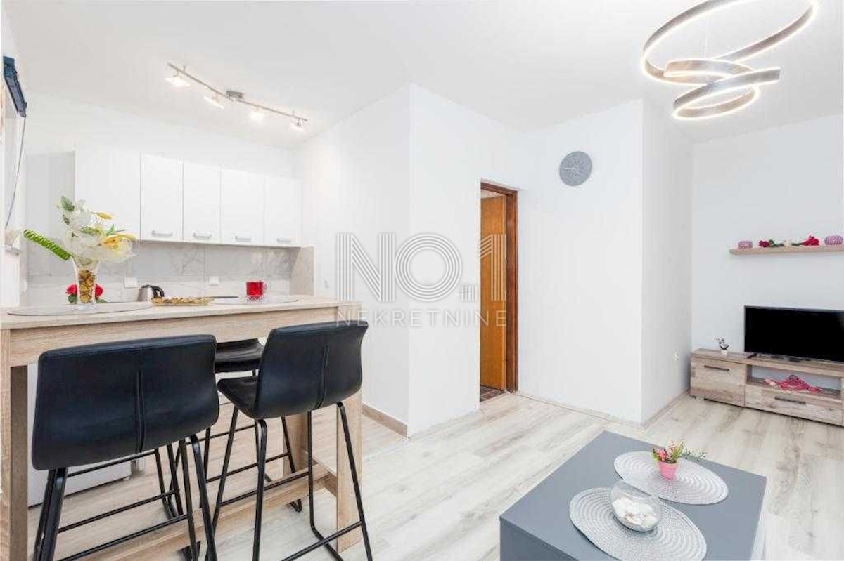 Poreč - sale of the first floor of a house with two apartments