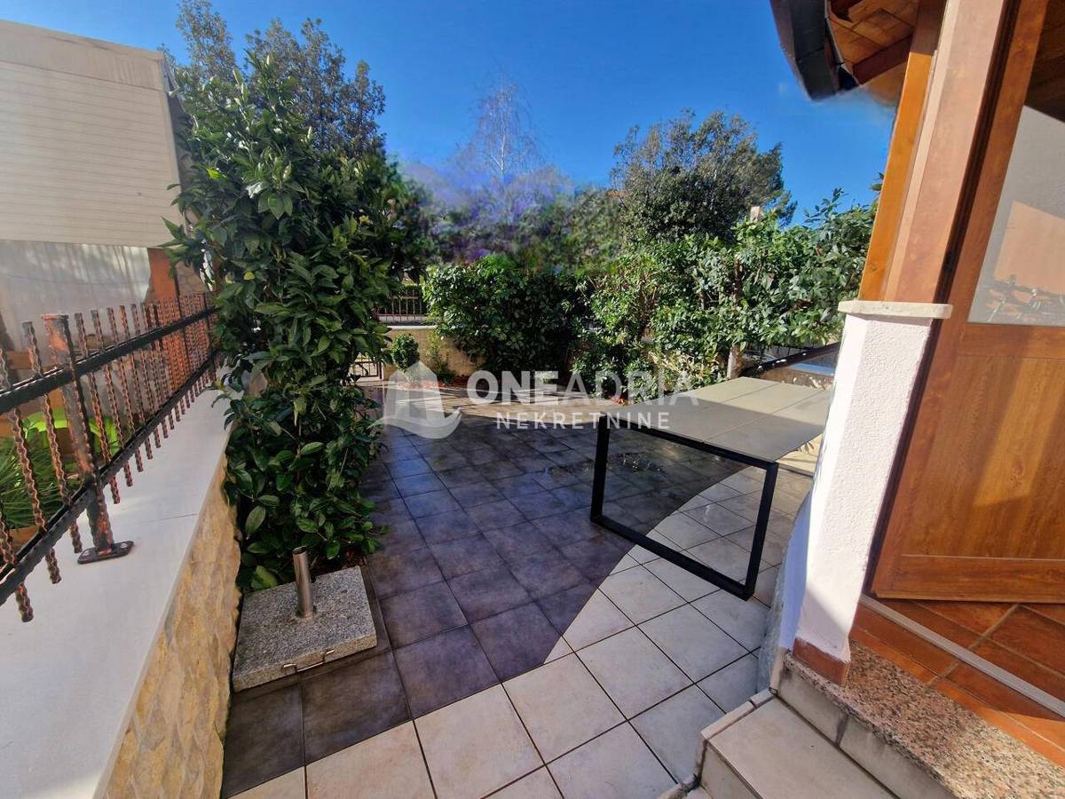 STAN SA TERASOM, VRTOM I PARKINGOM!