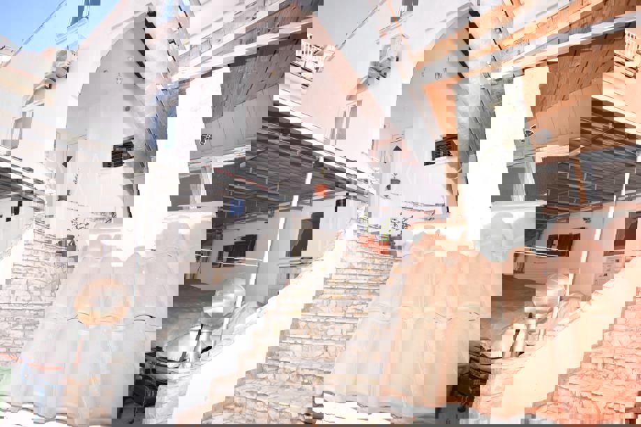 Stan na katu kuće s pogledom na more, Vodice, 89.00 m2