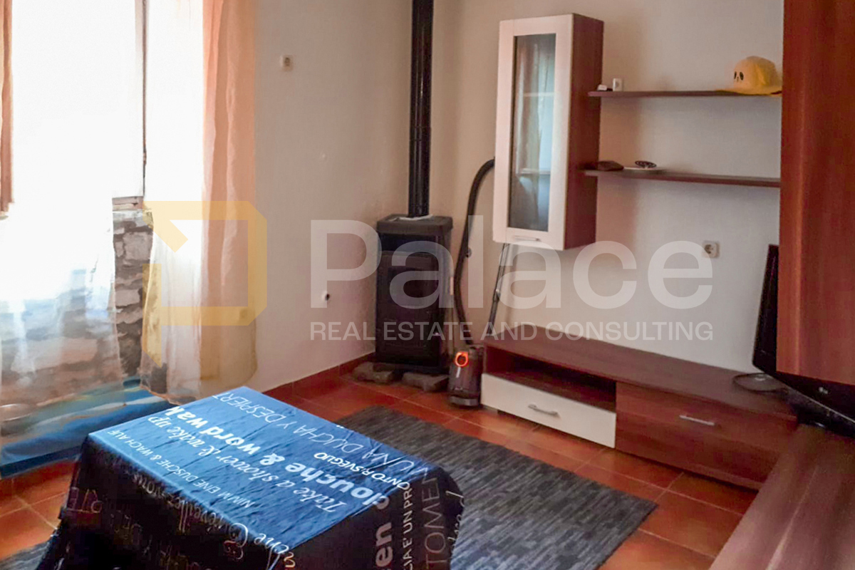 Jedinstvena prilika u centru Pule – Studio apartman s terasom i šupom